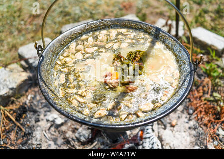 Ungarische Topf über dem Feuer bogracs während des Kochens die Schale. Stockfoto