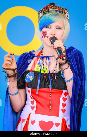 Madeleina Kay, "EU-Supergirl', Britische politische Aktivisten, Peaks auf der Bühne des 'March für Änderung' anti-Brexit Protest in Westminster, London, UK Stockfoto