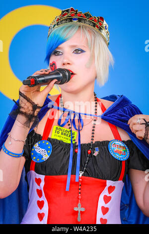 Madeleina Kay, "EU-Supergirl', Britische politische Aktivisten, Peaks auf der Bühne des 'March für Änderung' anti-Brexit Protest in Westminster, London, UK Stockfoto