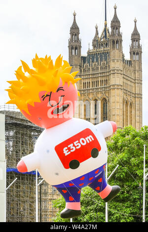 Die 'Boris Blimp', einem riesigen, übergroße aufblasbare Figur gemacht um zu schauen, wie Boris Johnson, über Parliament Square bei einem Protest fliegt Stockfoto