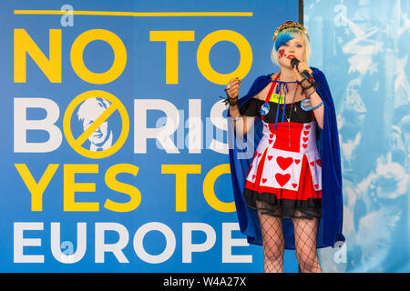 Madeleina Kay, "EU-Supergirl', Britische politische Aktivisten, Peaks auf der Bühne des 'March für Änderung' anti-Brexit Protest in Westminster, London, UK Stockfoto