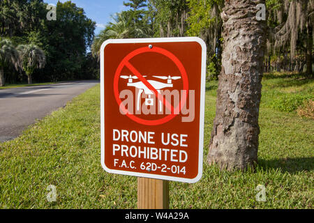 Ein Warnschild in einem Florida State Park Verbot des Betriebs von Drohnen Stockfoto