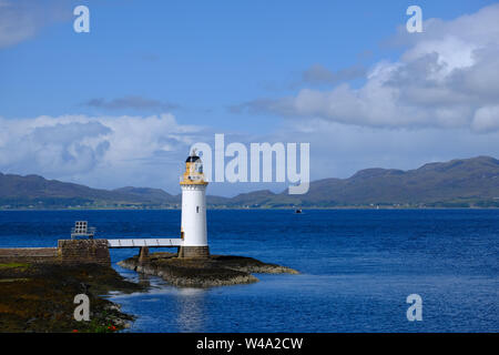 Querformat von Rubha nan Gall Leuchtturm in der Nähe von Tobermory auf der Isle of Mull in Schottland an einem sommerlichen Tag mit blauem Himmel, Wolken und Meer Stockfoto