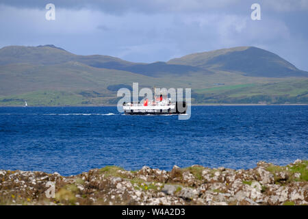 Calmac Fähre Loch Tarbert auf der Kilchoan - Tobermory Route, der Klang der Mull, Schottland überqueren auf einer klaren sonnigen Tag Stockfoto