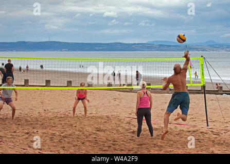 Portobello, Edinburgh, Schottland, Großbritannien. Juli 2019 21. Beach Volleyball Sport Aktivitäten auf Portobello Beach energetische Spielen auf Sand. Stockfoto