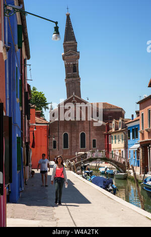 Der schiefe Campanile der Chiesa di San Martino, von Fondamenta Terranova durch den Rio Terranova, Burano, Lagune von Venedig, Venetien, Italien gesehen Stockfoto