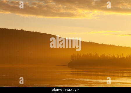 Wunderbarer Sonnenaufgang am Kureika (Keryka) Fluss. Putorana-Plateau, nördlich von Russland, Naturschutzgebiet Putoranskiy. Stockfoto