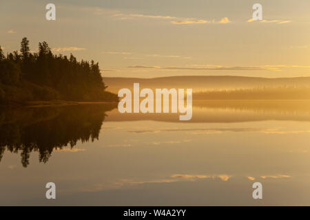 Wunderbarer Sonnenaufgang am Kureika (Keryka) Fluss. Putorana-Plateau, nördlich von Russland, Naturschutzgebiet Putoranskiy. Stockfoto