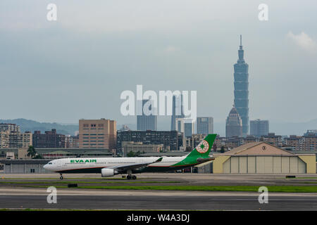 TAIPEH, TAIWAN - 18. MAI 2019: EVA Air Airbus A330-300 fährt am Taipeh Songshan Airport in Taipeh, Taiwan. Stockfoto