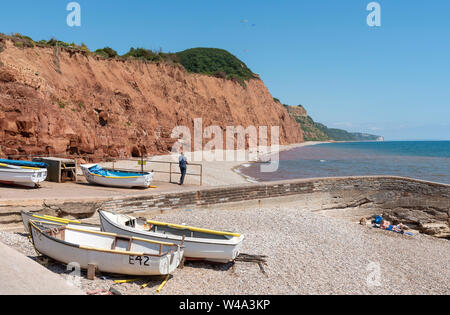 Honiton, Devon, England, UK. Juli 2019. Die Strandpromenade mit einem Hintergrund von Jurassic Klippen von Sidmouth East Devon. Stockfoto