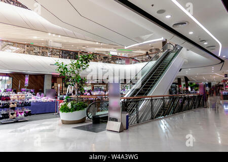 Luxus Fahrtreppen, modern, mit einer Treppe, die gut mit der Klasse aussieht. Stockfoto