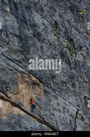 20 Juli 2019, Cinque Torri (Cortina d'Ampezzo, Dolomiten): Kletterer auf der dolomitischen Wände der Cinque Torri Stockfoto