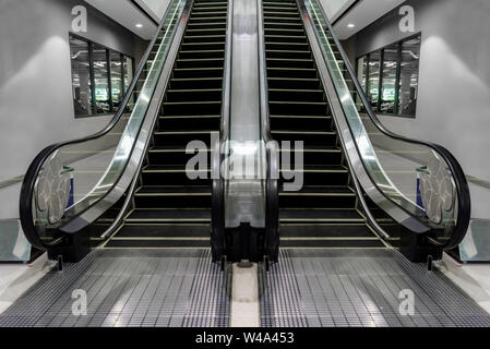 Luxus Fahrtreppen, modern, mit einer Treppe, die gut mit der Klasse aussieht. Stockfoto