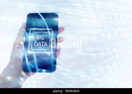 Frau Hand Handy. Serverraum Hintergrund. Inschrift auf einem virtuellen Bildschirm: Große Daten. Double Exposure. Stockfoto