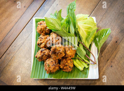 Asiatische knusprigen Thailändischen Küche call' Larb Thsb" innen mit Kraut- und Schweinefleisch Grillen in Kugel. Dienen mit Gemüse Stockfoto