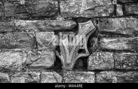 Dekorative Teil einer Steinmauer in Schwarz und Weiß Stockfoto