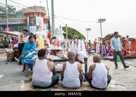 Hindu Devotees, die ein religiöses Ritual am Morgen von der Ganges in Varanasi Stockfoto