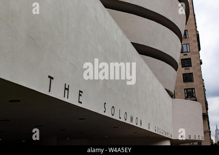 Zeichen auf dem Guggenheim Museum, New York Stockfoto