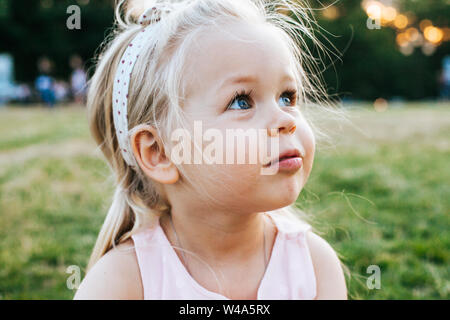 Portrait von Kleinkind Kind mit großen adorable Augen Stockfoto