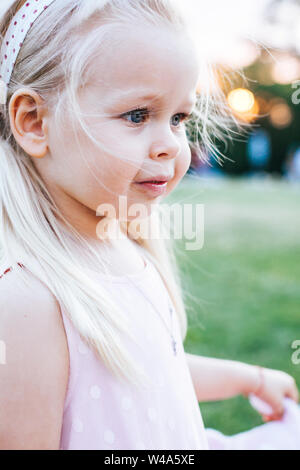 Portrait von Kleinkind Kind mit großen adorable Augen Stockfoto