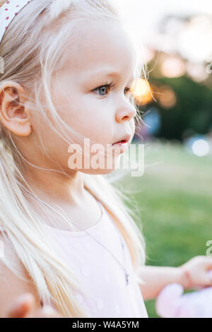 Portrait von Kleinkind Kind mit großen adorable Augen Stockfoto