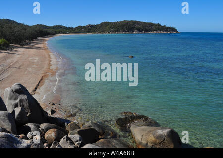 Geoffrey Bay Beach, auf der Gabul So erhöhten Wanderweg von Nelly Bay an Geoffrey Bay, Magnetic Island, Queensland, Australien. Stockfoto