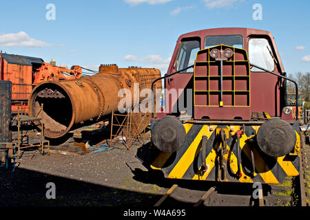 Eine Dampfmaschine Kessel im Hof an Wansford auf der Nene Valley Railway UK. Ein Vintage rangieren Loco ist auf der rechten Seite Stockfoto