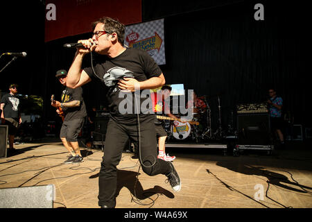 Kalifornien, USA. 20. Juli 2019. Lagwagon Sänger Joey Cape, der während der Vans Warped Tour 25. Jahrestag im Shoreline Amphitheater am 20 Juli, 2019 in Mountain View, Kalifornien. Credit: MediaPunch Inc/Alamy leben Nachrichten Stockfoto