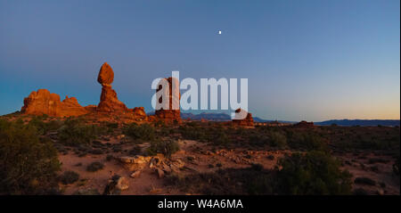 Balanced Rock im Arches National Park nach Sonnenuntergang Stockfoto