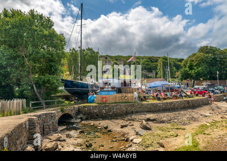 Watermouth Berrynarbor, Hafen, in der Nähe von Ilfracombe, Devon, England. Sonntag, den 21. Juli 2019. UK Wetter. Trotz der Versammlung cloud Urlauber genießen Sie die langen sonnigen Intervalle und bewundern Sie die Aussicht auf den Hafen von Watermouth sie Erfrischungen an der "Sturm im Wasserglas Cafe'. Credit: Terry Mathews/Alamy leben Nachrichten Stockfoto