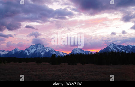 Feurigen Sonnenuntergang über dem Grand Tetons National Park Stockfoto