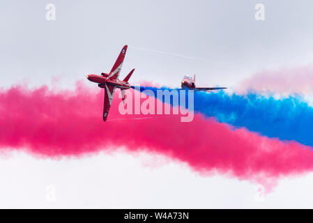 Die Royal Air Force display Team die roten Pfeile in der Regel an Airshows in ganz Großbritannien und Europa im Frühjahr bis Herbst airshow Zeitraum erscheinen, aber haben ihre endgültige Anzeige Aussehen des Jahres für 2019, bevor Sie sich für Nordamerika die Flagge für Großbritannien zu fliegen. Die Tour dauert bis Oktober. Ihre endgültige europäische Anzeige fand in der Royal International Air Tattoo in Fairford RAF in den Cotswolds Stockfoto