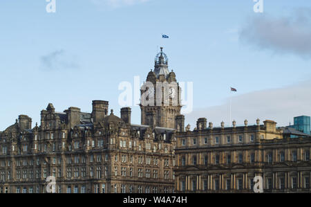 Landschaft Blick auf die Altstadt von Edinburgh mit dem Turm der Balmoral Hotel an einem klaren Tag in Schottland, Großbritannien Stockfoto