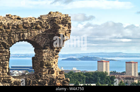 Die Kapelle des Hl. Antonius Ruinen in Holyrood Park im Vordergrund und ein panomara des Edinburgh und Inchkeith Insel im Hintergrund Stockfoto