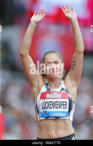 Das Stadion in London, London, Großbritannien. 21. Juli, 2019. IAAF Muller Geburtstag Spiele Leichtathletik; Gina Luckenkemper Deutschlands winken in die Menge, als sie zu der Volksmenge vor konkurrieren in der Frauen 100 m Runde 1 Hitze 1 Credit: Aktion plus Sport/Alamy Leben Nachrichten eingeführt wird Stockfoto