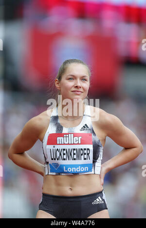 Das Stadion in London, London, Großbritannien. 21. Juli, 2019. IAAF Muller Geburtstag Spiele Leichtathletik; Gina Luckenkemper Deutschlands winken in die Menge, als sie zu der Volksmenge vor konkurrieren in der Frauen 100 m Runde 1 Hitze 1 Credit: Aktion plus Sport/Alamy Leben Nachrichten eingeführt wird Stockfoto