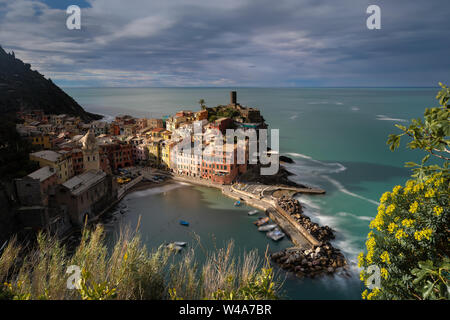 Blick auf die Stadt Vernazza im frühen Morgenlicht. Riomaggiore, Italien. Stockfoto