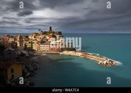 Blick auf die Stadt Vernazza im frühen Morgenlicht. Riomaggiore, Italien. Stockfoto