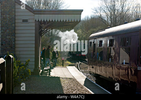 Loco 34081 '92 Squadron" kehrt auf die Bahn am Yarwell Junction Station auf der Nene Valley Railway, Peterborough. Großbritannien Stockfoto