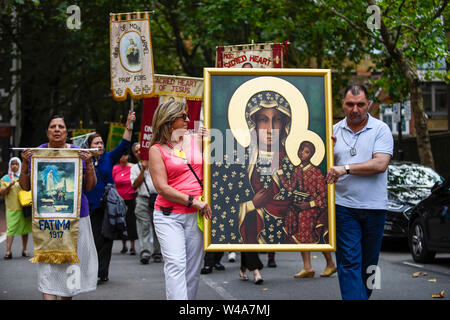 London, Großbritannien. 21. Juli 2019. Die Menschen nehmen am Umzug teil Unserer Lieben Frau auf dem Berg Karmel, beginnend bei St. Peter Kirche Italiens und dann durch die Straßen von Clerkenwell. Schwimmt tragen lebensgroße Darstellungen von biblischen Szenen in einem katholischen Festival, das jährlich für 100 Jahre in der Gegend, die einst die Hauptstadt war wenig Italien stattgefunden hat. Credit: Stephen Chung/Alamy leben Nachrichten Stockfoto