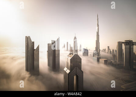Cityscpae von Dubai Downtown Skyline an einem nebligen Wintertag. Dubai, VAE. Stockfoto