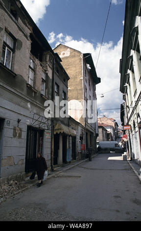 April 1993 21 während der Belagerung von Sarajevo: Der Blick nach Norden entlang Gazi Husrev Beg-moschee in der Altstadt. Stockfoto