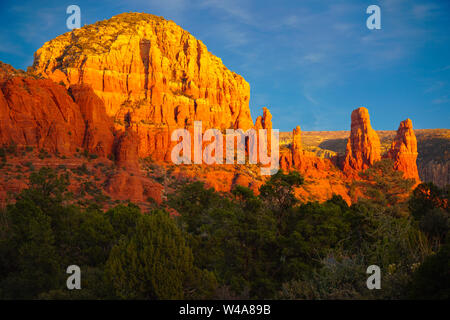 Winter Sonnenuntergang Highlights die Farben auf die Red Rocks von Sedona, Arizona. Stockfoto