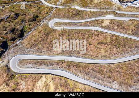 Luftaufnahme von Mountain pass Straße über das Vikafjell, zwischen Hardanger- und Sognefjord, Serpentinen über eine kurvenreiche Straße, Frühsommer, Norwegen Stockfoto