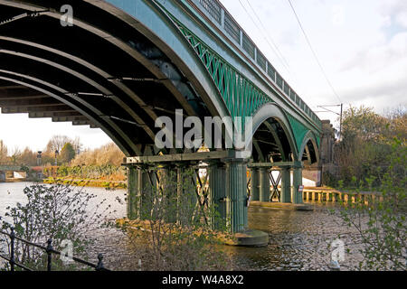 Nene-Viadukt südlich des Bahnhofs Peterborough. Viktorianische Gusseisenkonstruktion, die noch im Einsatz ist und Hochgeschwindigkeitszüge auf der Hauptstrecke an der Ostküste, Großbritannien, transportiert Stockfoto