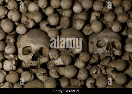 In der Nähe der alten menschlichen Schädel und Knochen im Beinhaus, Low Angle View Stockfoto