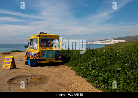 Ein Eis van mit Snacks und Souvenirs im National Trust Parkplatz Compton Strand, Isle of Wight, Großbritannien geparkt Stockfoto