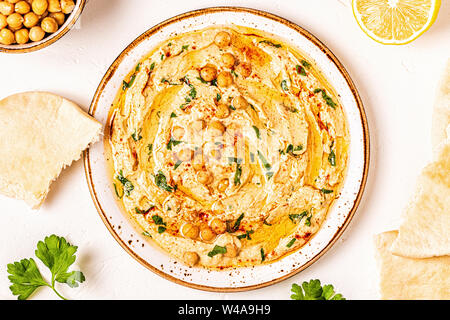 Hausgemachte Hummus, Kichererbsen dip, mit Gewürzen. Ansicht von oben. Stockfoto