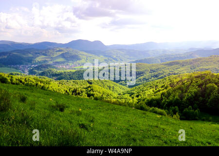 Blick auf die grünen Hügel der Berge in der Slowakei an der Grenze zu Polen