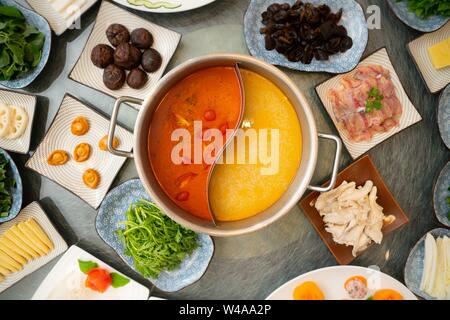 High-Angle Schuss Suppe in der Mitte mit Beilagen Stockfoto